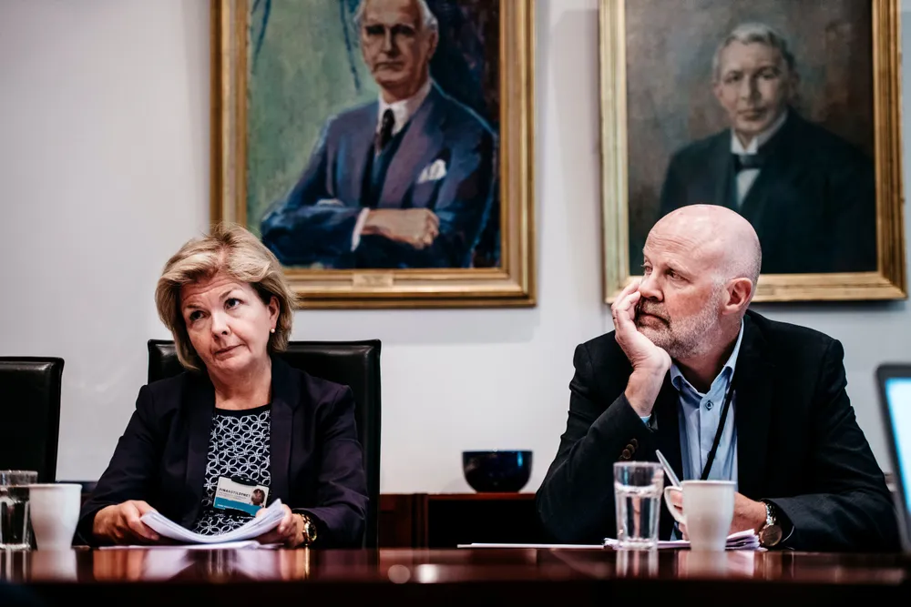 Direktør for markedstilsyn Anne Merethe Bellamy og Finanstilsynsdirektør Morten Baltzersen vil i 2023 sjekke om meglerhusene bidrar til likebehandling av småaksjonærer på Oslo Børs.