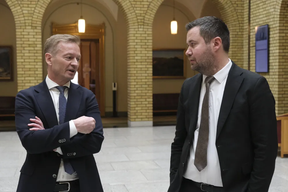 Helge Orten (H) og Geir Pollestad (Sp) i Stortingets vandrehall i forbindelse med diskusjonen rundt normpris og normprisrådet.