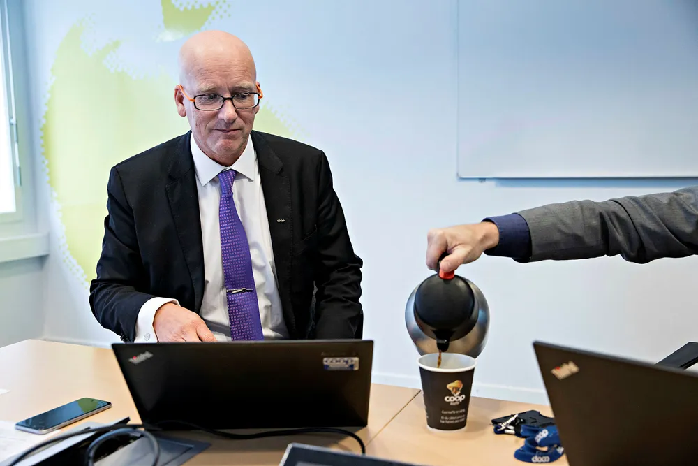 Overskuddet til Coop i fjor ble sterkere av at samvirket i fjor solgte unna rettighetene for Coop-kaffen til kaffegiganten Jacobs Douwe Egberts. Her får Coop-sjef Geir Inge Stokke litt ekstra i koppen av sin kommunikasjonsdirektør Bjørn Takle Friis. Foto: Aleksander Nordahl