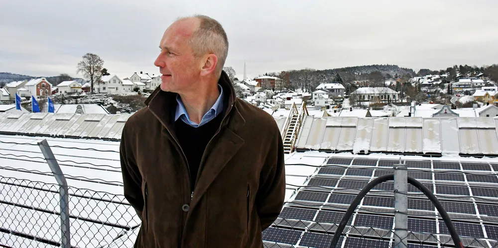Daglig leder i Solenergi Fusen, Thor Christian Tuv, mener myndighetene sitter for stille i båten.