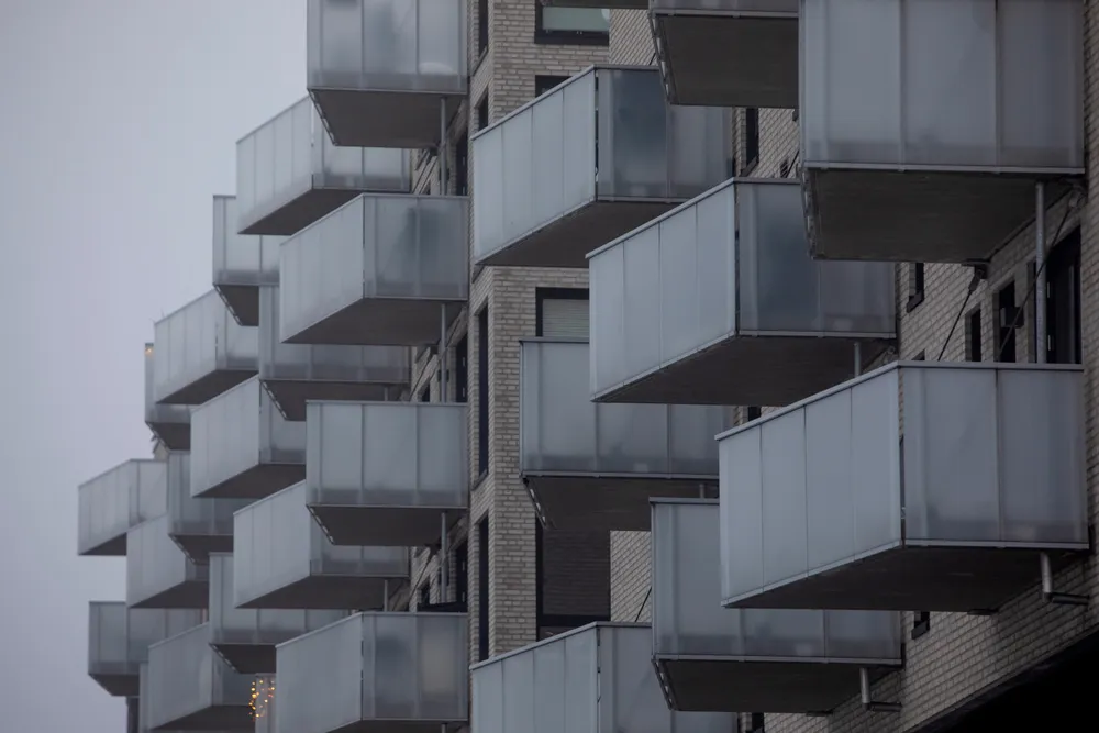 Det koster tid og penger å selge og kjøpe bolig. Selgere skal velge hvor og når de skal annonsere boligen, bestemme prisantydning, antall visninger og mye annet, skriver Arne Lyshol.