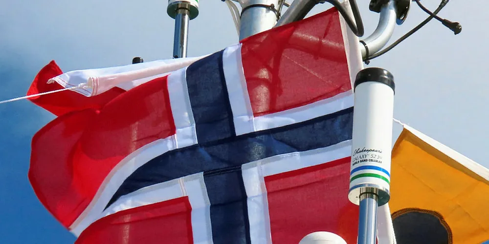 MER UTSTYR: Om nye regler for sporing og rapportering gir grunn for flagging i den minste fiskeflåten skal være usagt. Men får Fiskeridirektoratet det som de vil, kommer det enda mer utstyr her oppe i mastetoppen.