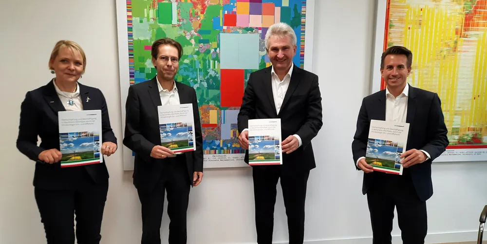 WAB managing director Heike Winkler at the presentation of the NRW study to energy minister Andreas Pinkwart