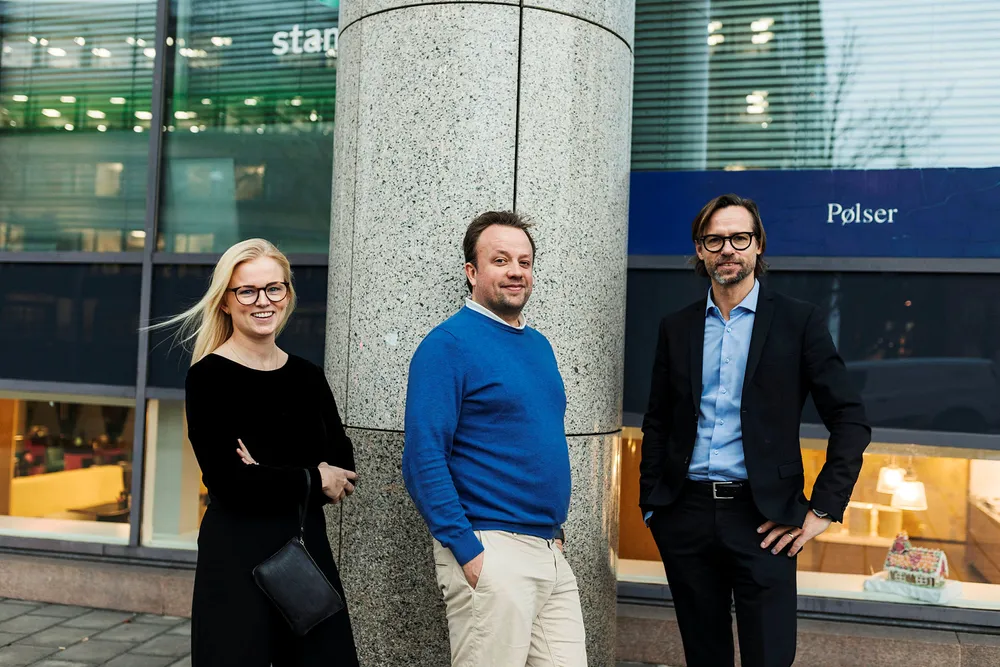 Bizbot-gründer Didrik Egge Martens (i midten) vil gjøre administrativt arbeid enklere for bedrifter. Prosjektleder Lene Haaland Bjørndal i Evolver by BDO til venstre og og daglig leder Karl-Ludvig Mauland i Evolver by BDO til høyre.