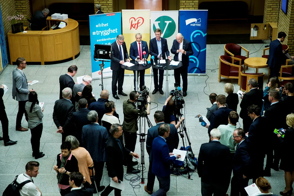 Her er stortingspolitikerne som har forhandlet om revidert nasjonalbudsjett: Hans Andreas Limi (Frp), Hans Olav Syvertsen (KrF) og Terje Breivik (Venstre) og Svein Flåtten (H) Foto: Berit Roald/NTB Scanpix