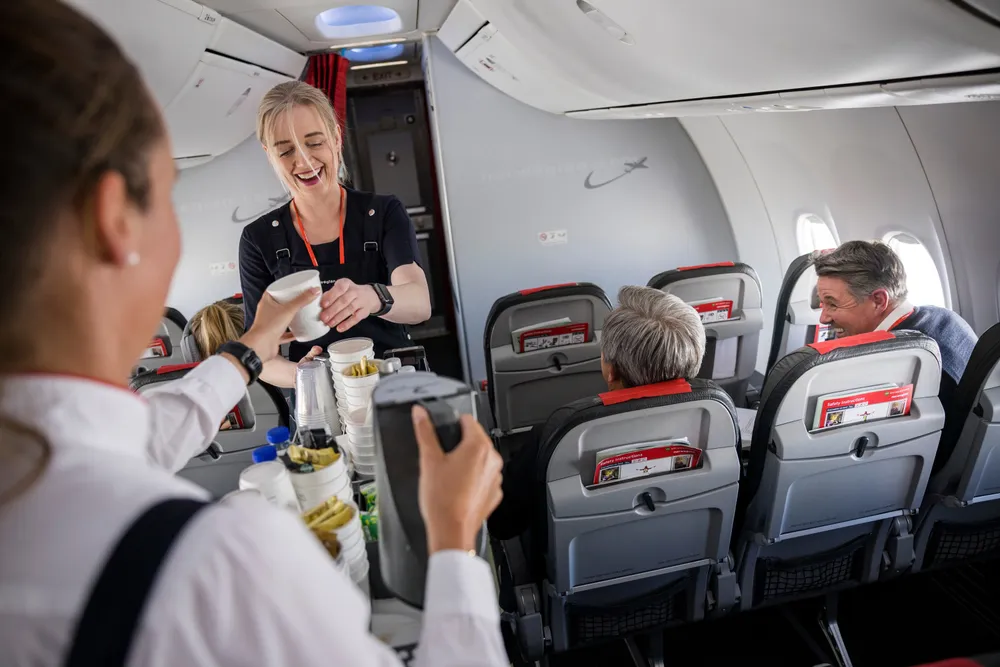Flyvertene Marte Pedersen Nyvoll (fra venstre) og Tine Pedersen er tilbake på heltid i Norwegian-kabinen. På rad to underveis til Bodø serveres konsernsjef Geir Karlsen (lengst til høyre) en kopp kaffe.