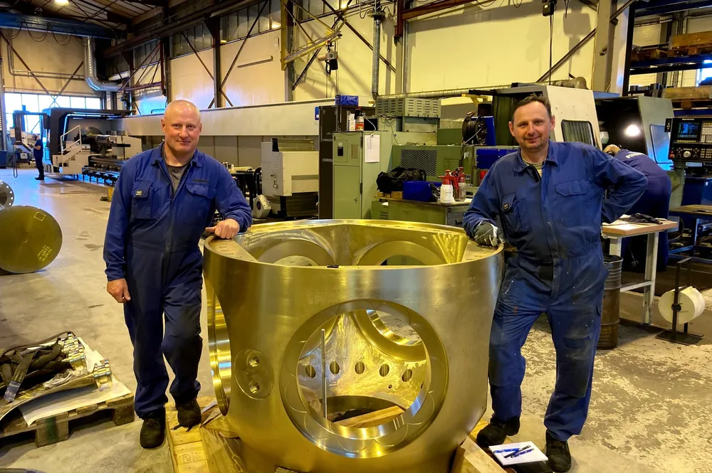 Finnøy Gear og Propeller er på vei ut i den store verden etter at de sikret seg en av de største kontraktene noensinne. På bildet de to fagarbeiderne Yuriy Pekarskiy og Grzegorz Jarzyna fornøyd med at arbeidsplassene trygges etter kontrakt med det indiske verftet.