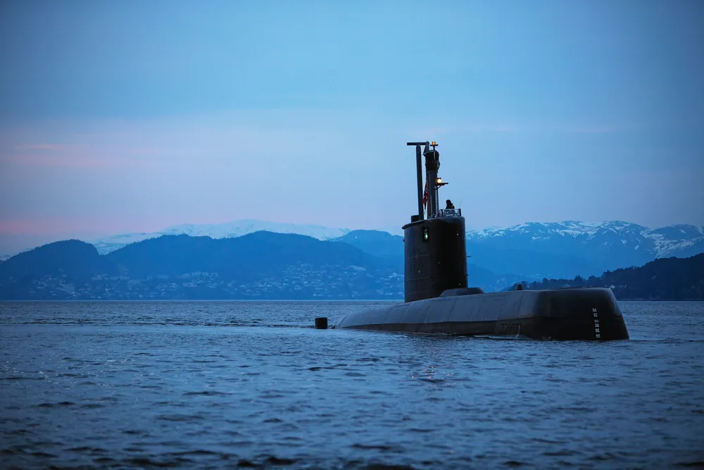Ubåten KNM Utvær seiler i en fjord utenfor Bergen ved en tidligere anledning. Nå har NATO en omfattende øvelse i norske fjorder hvor man driver ubåtjakt-trening.