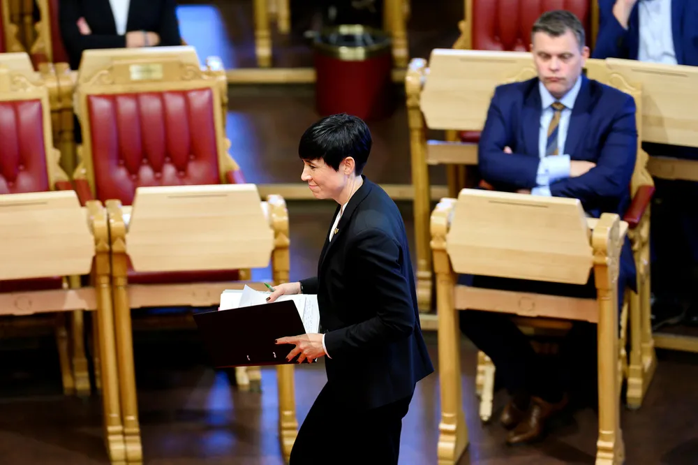 Utenriksminister Ine Eriksen Søreide fikk spørsmål om tempo da hun møtte i spontanspørretimen. Til høyre sitter justisminister Jøran Kallmyr, som snart har hatt jobben i hele syv måneder.