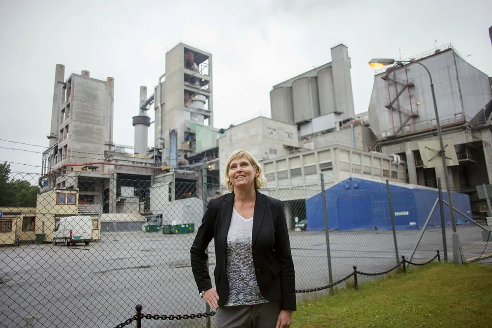 Trude Sundset leder statens karbonfangstselskap Gassnova. Her står hun foran Norcems sementfabrikk i Brevik, ett av to norske industrianlegg som inngår i regjeringens nye planer om karbonfangst.