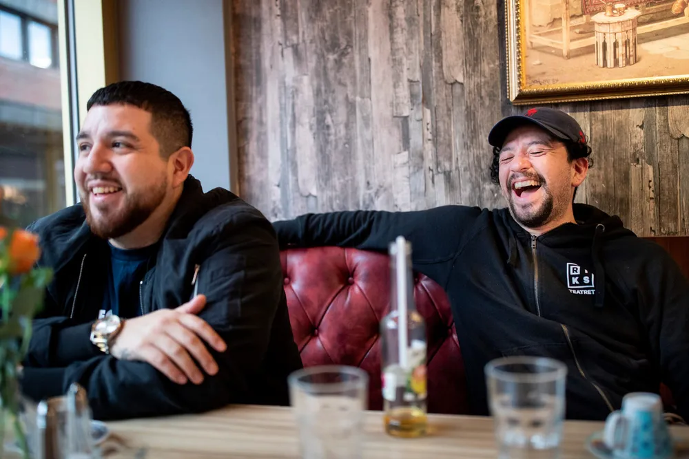 Jonathan «Boss» Castro (til venstre) og broren Felipe «Fela» Orellana har bedre avkastning enn aksjeekspertene.