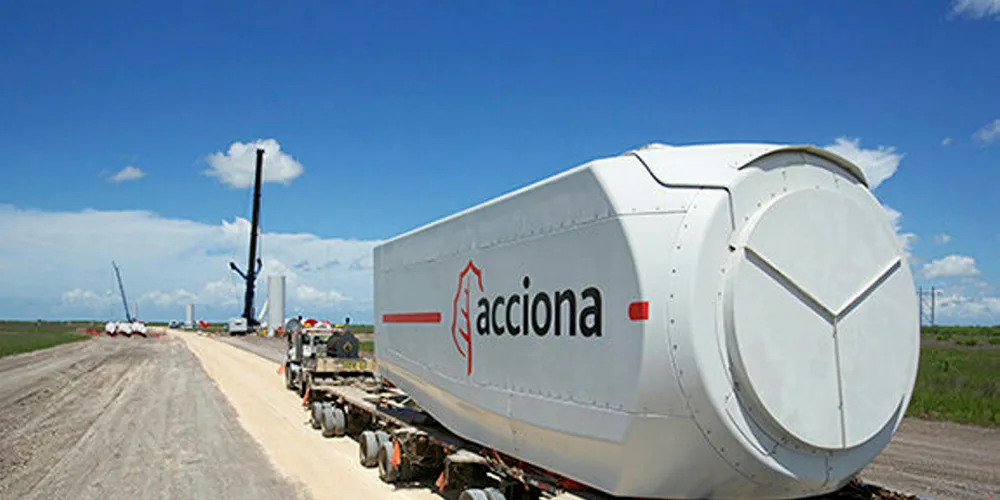 An Acciona Windpower wind turbine arriving at a project in Texas