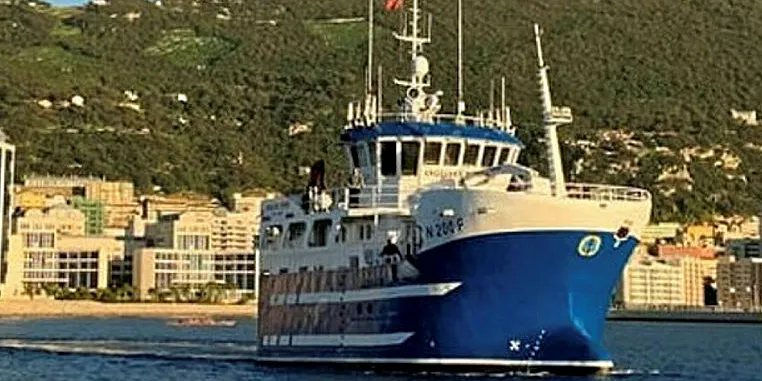 Her seiler «Angelsen Senior» ut fra Gibraltar.