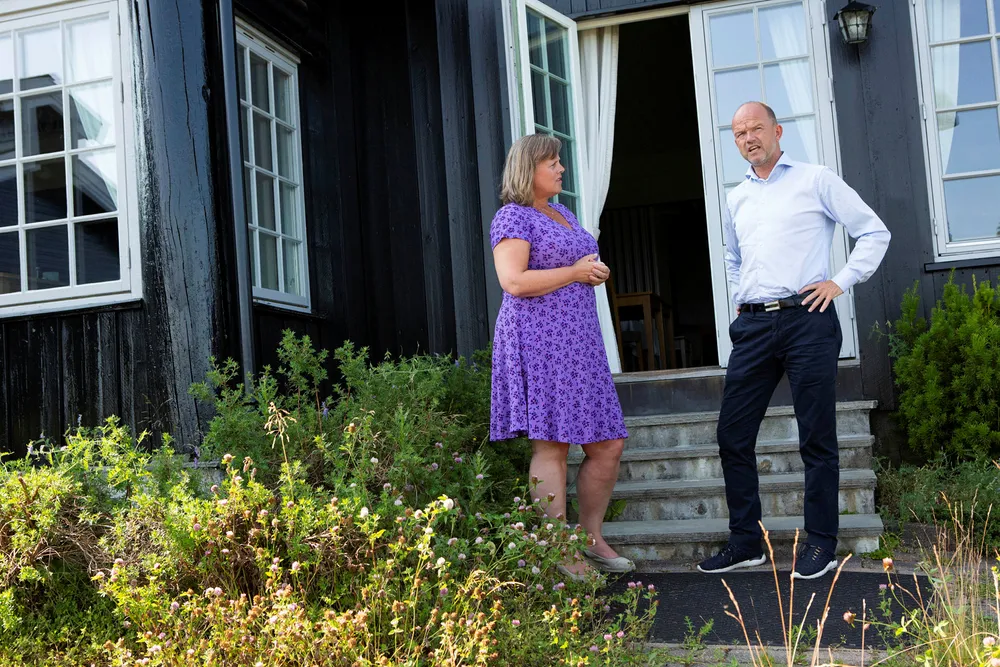 Hotellsjef Merete Emanuelsen tar imot NHO-sjef Ole Erik Almlid på nedstengte Leangkollen konferansehotell.