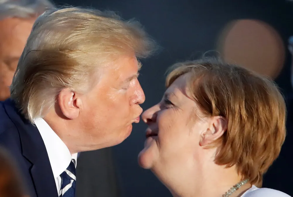 Donald Trump og Angela Merkel i ferd med å hilse på hverandre i 2019.