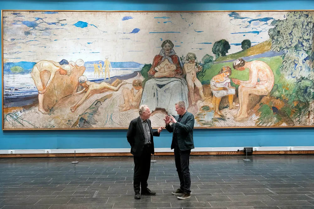I juni skal Edvard Munch stilles ut i Saudi-Arabia for første gang i regi av Munchmuseet og Snøhetta. Nakne motiver som kan virke provoserende blir hjemme. Her står museumsdirektør Stein Olav Henrichsen (til venstre) og grunnlegger av Snøhetta Kjetil Thorsen foran «Forskerne» fra perioden 1910–1916. Det skal ikke være med på utstillingen.