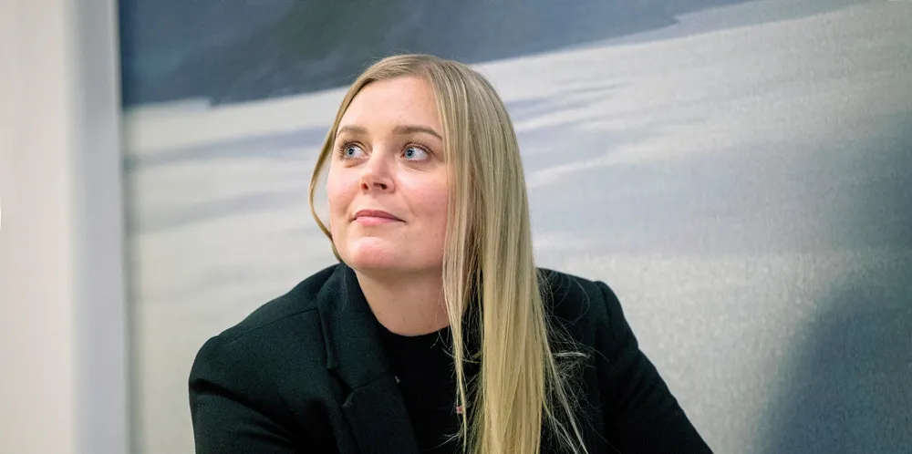 Olje- og energiminister Tina Bru har funnet 100 eksempler på avvik fra reglene om kryssubsidiering og brudd på nøytralitetsplikten for nettselskaper.