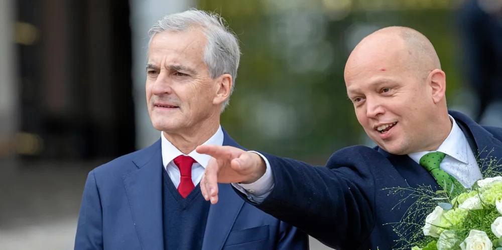 – Se der, en tusenlapp. Den gir vi til vanlige folk som kutt i elavgiften, sier finansminister Trygve Slagsvold Vedum til statsminister Jonas Gahr Støre.