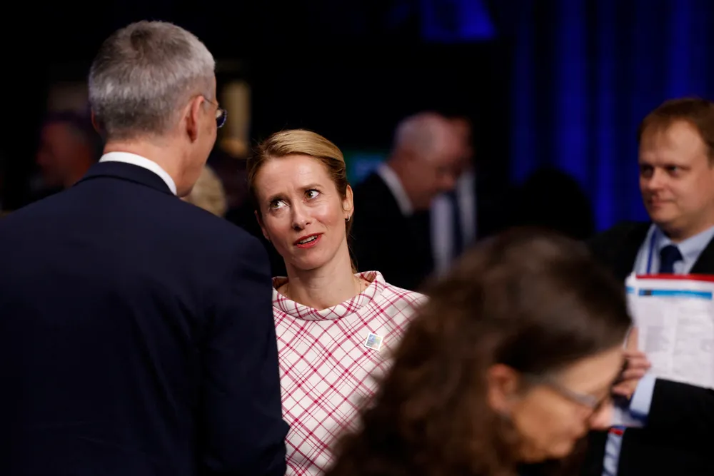 Estlands statsminister Kaja Kallas i samtale med generalsekretær Jens Stoltenberg i Vilnius.