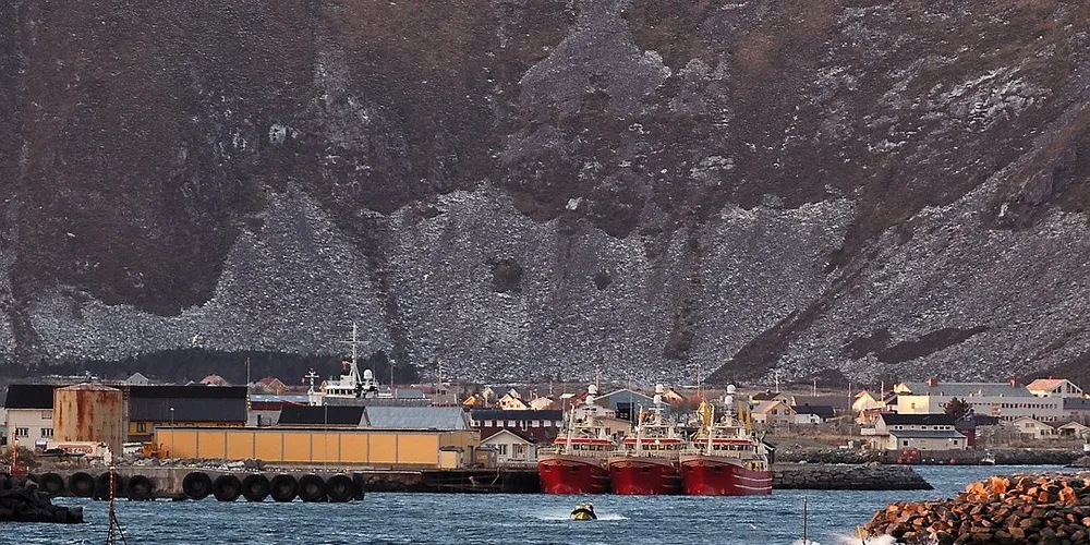KV «Magnus Lagabøte» oppbragte de irske trålerne «Westward Isle», «Carmarose» og «Colmcille» for brudd på norsk fiskerilovgivning tirsdag kveld. Foto: Kystvakten