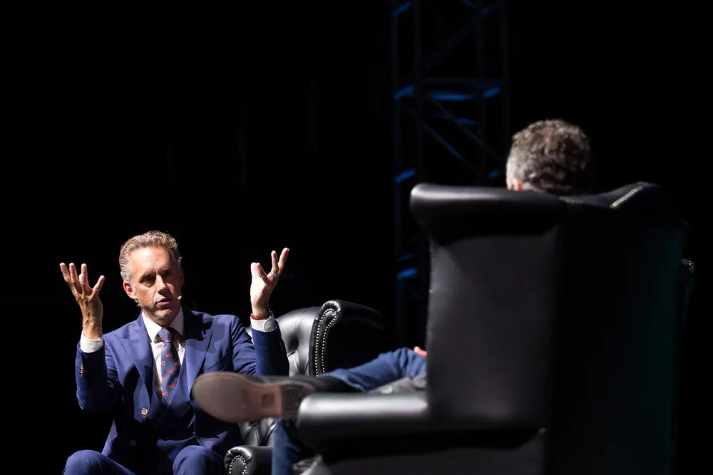 Jordan Peterson er professor emeritus, psykolog, Youtube-influenser og forfatter av selvhjelpsboken «12 rules of life», omfavnet særlig av unge gutter i den vestlige verden. Han er kontroversiell og ser seg selv som konservativ.