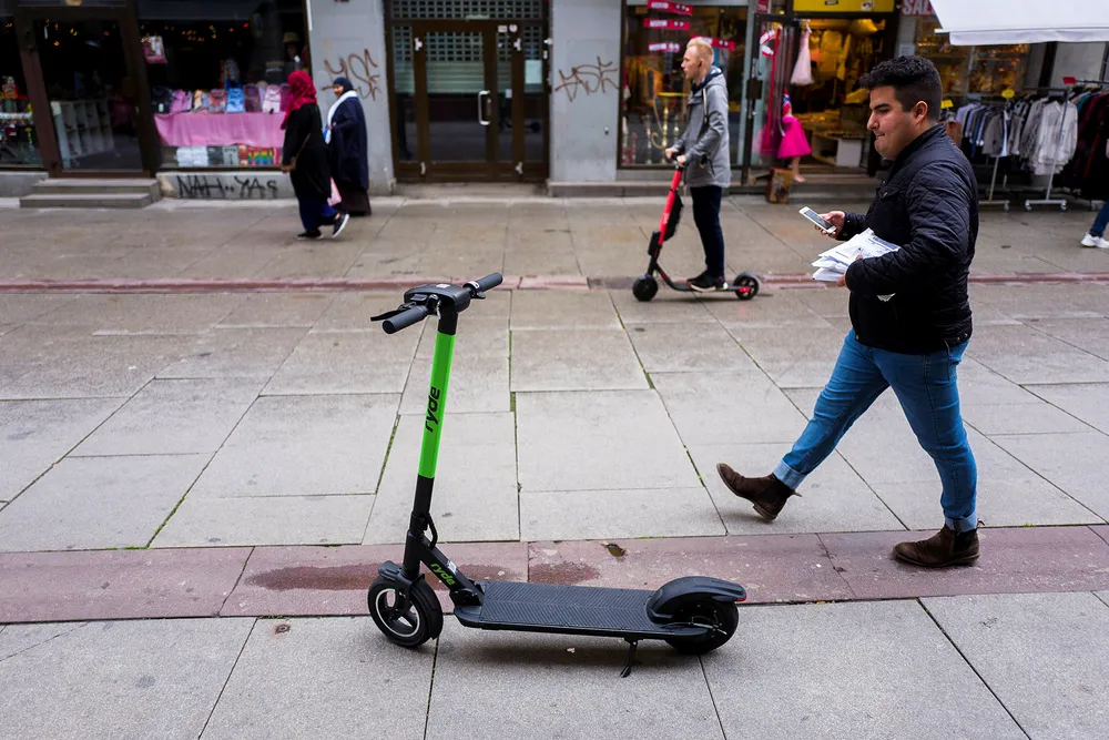 Ryde satte ut flere hundre elsparkesykler i Bergen uten en avtale med kommunen. Bergen kommune valgte derfor å saksøke Ryde. Her er en Ryde-sparkesykkel avbildet i Oslo, før Ryde valgte å trekke seg ut av Oslo.