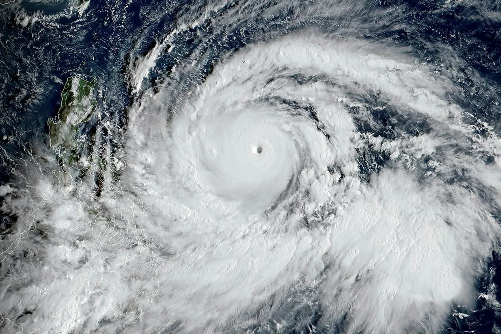Over 40 millioner mennesker vil bli berørt hvis tyfonen Mangkhut treffer Sør-Kina i helgen. Orkanen Florence, som nærmer seg USAs østkyst, er nedgradert til en kategori 3-orkan, men er fortsatt anslått som ekstremt farlig og livstruende.