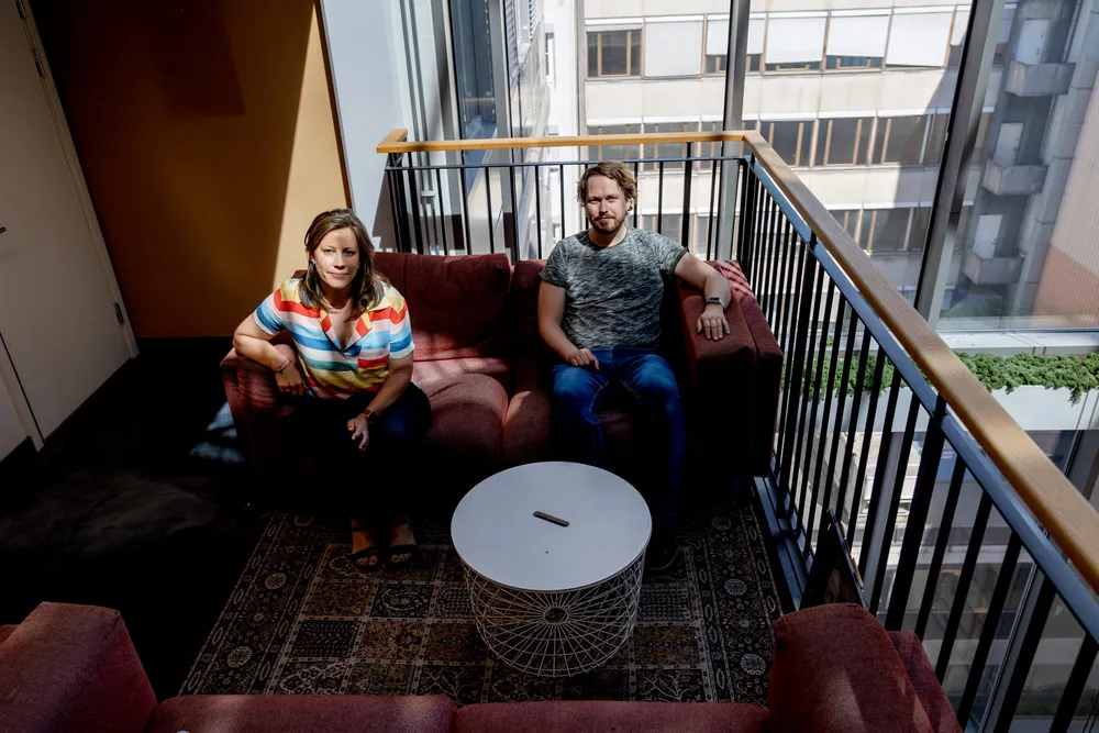 Mange bedrifter har enklere behov enn det advokatfirmaene sikter mot, ifølge gründeren bak AI-advokat Lexolve, Merete Nygaard (til venstre), tidligere forretningsadvokat. Her sammen med teknologen Sverre Sundsdal.