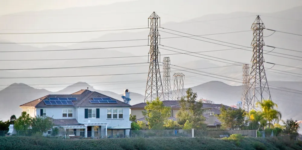 Vi trenger mer havvind, oppgradering av vannkraft, solkraft, vind på land og energieffektivisering, skriver Marianne Sivertsen Næss (Ap), leder av Stortingets energi- og miljøkomité. Bildet er fra Los Angeles, California, USA.