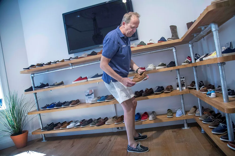 Skoen Sebago Docksides har vært uendret siden 1970 og prisen har stått stille de siste 15 årene. Her er merkeansvarlig Bård Spilling i importørens showroom på Uranienborg i Oslo. Foto: Thomas T. Kleiven