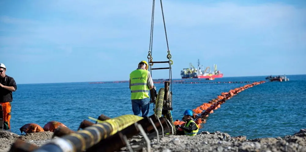 Forbindelsen til Danmark falt ned i 42 minutter onsdag. Nå er kapasiteten halvert de neste dagene.