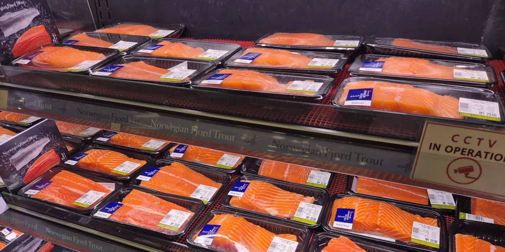 Norsk laks og ørret solgt på en bedre matbutikk i storbyen Johor Bahru (JB), sør i Malaysia i påsken. Prisen lå på rundt 335 kr/kg for fersk, flybåren filet.
