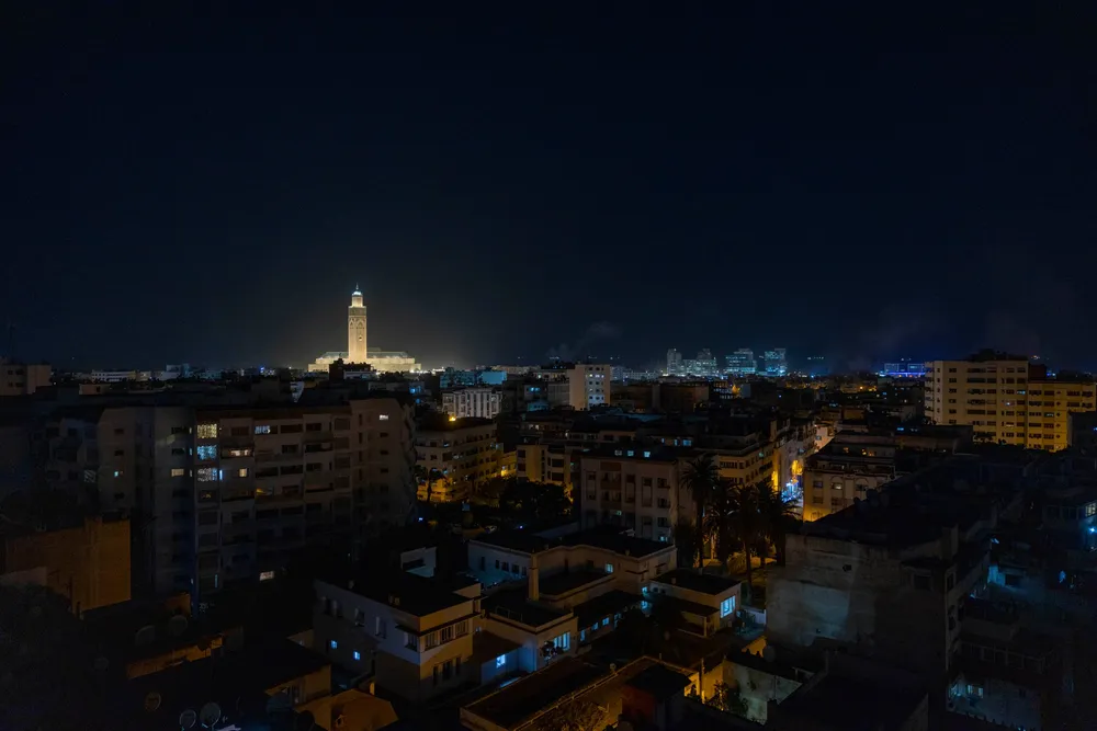 Her i den marokkanske byen Casablanca har den siktede norske filmprodusenten holdt til de siste årene. Bildet viser sentrum av byen med den kjente Hassan ll moskeen i horisonten.