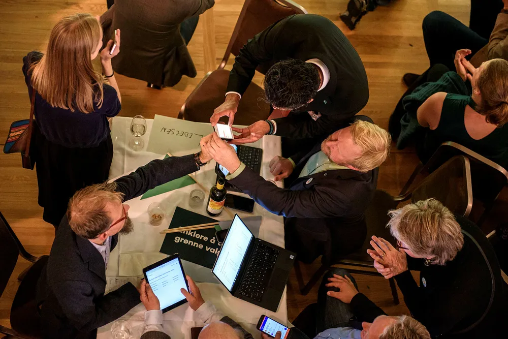 Ungdomspolitikerne er attraktive for kommunikasjonsbransjen på grunn av sin politiske forståelse, personlige nettverk i partiet og den kommunikasjonserfaringen de har opparbeidet seg gjennom politisk virksomhet, skriver artikkelforfatteren. Her fra Venstres valgvake etter stortingsvalget 2017. Foto: Cicilie Andersen