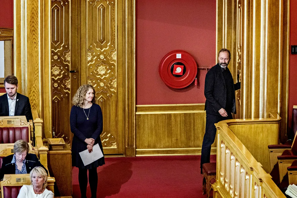 På vei ut av stortingssalen snudde Trond Giske seg og smilte i retning partifelle Tuva Moflag, som ventet på å slippe til med et spørsmål til statsministeren. Foto: Aleksander Nordahl