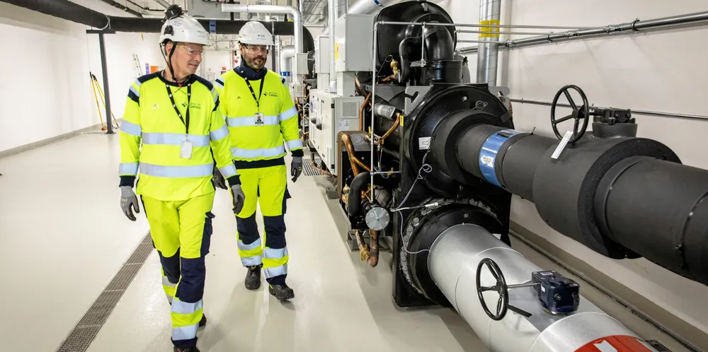 Celsio-sjef Knut Inderhaug (til høyre) og driftstekniker Stian Karlstad inspiserer det nye varmegjenbruksanlegget som er knyttet til Stacks datasenter på Ulven.