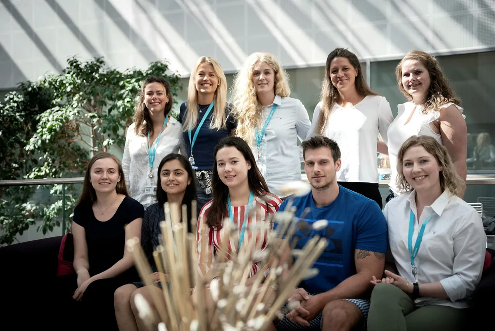 I år har Siemens kun én mann blant sine 12 sommervikarer. Øverst fra venstre: Nora Line, Sofie Rønvik Aslaksen, Linnea Espevik, Rebecca Holth Clasen og Kristin Fageraas. Nederst fra venstre: Ingrid Larssen, Bani Singh, Iren Han Thodesen, Mads Kolkin Sarastuen og Karita Bjelde. Foto: Hanna Kristin Hjardar