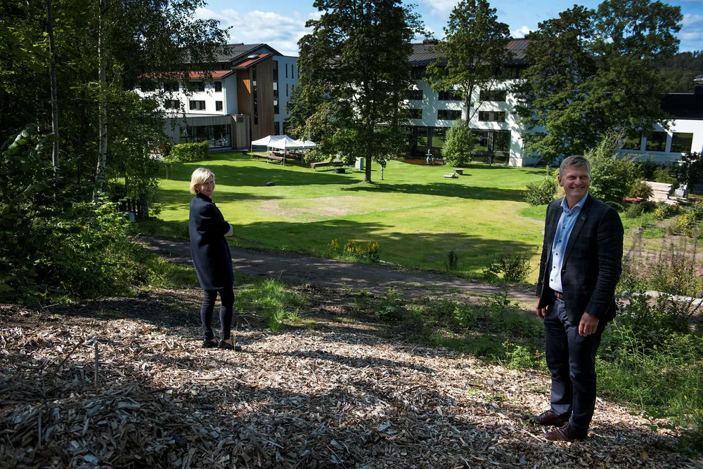 Cecilie og Tord Laeskogen har på få år investert en kvart milliard i familiehotellet på Sundvolden ved Tyrifjorden. Nå står nye 70 millioner i nye rom for tur. Foto: Per Ståle Bugjerde