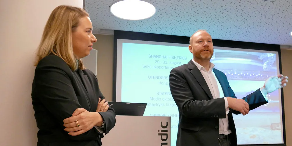 Kinautsending Victoria Braathen, her sammen med tidligere fiskeriutsending Kina, Sigmund Bjørgo, stenger kontoret.