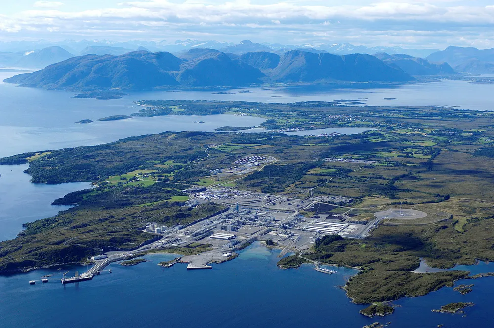 Gassterminalen på Nyhamna gir Aukra kommune nær 200 millioner kroner i skatteinntekter hvert år. Bildet er fra da anlegget sto ferdig i 2007. Foto: Hydro