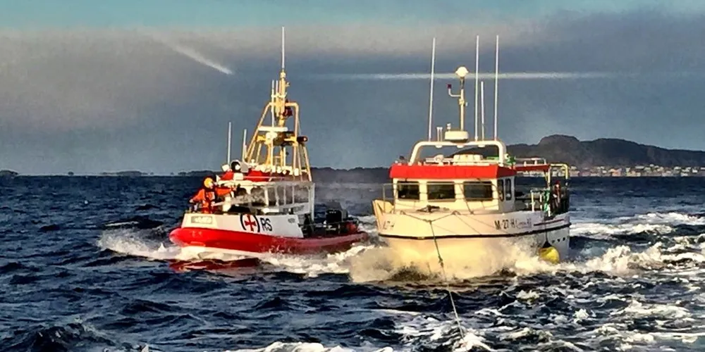 Ingen ble skadet da det oppsto røykutvikling i en fiskebåt utenfor Dryna. Foto: Redningsselskapet