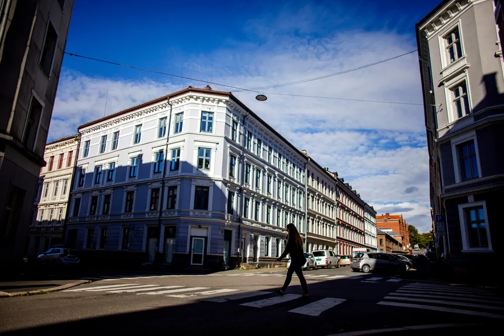 Mange venter at lav boligbygging og høy befolkningsvekst vil sende boligprisene i Oslo til værs fra med med neste år. – Førstegangskjøpere som har kjøpekraft ser nå at de har et vindu før vi får et prissjokk, tror administrerende direktør Carl O. Geving i Norges Eiendomsmeglerforbund.