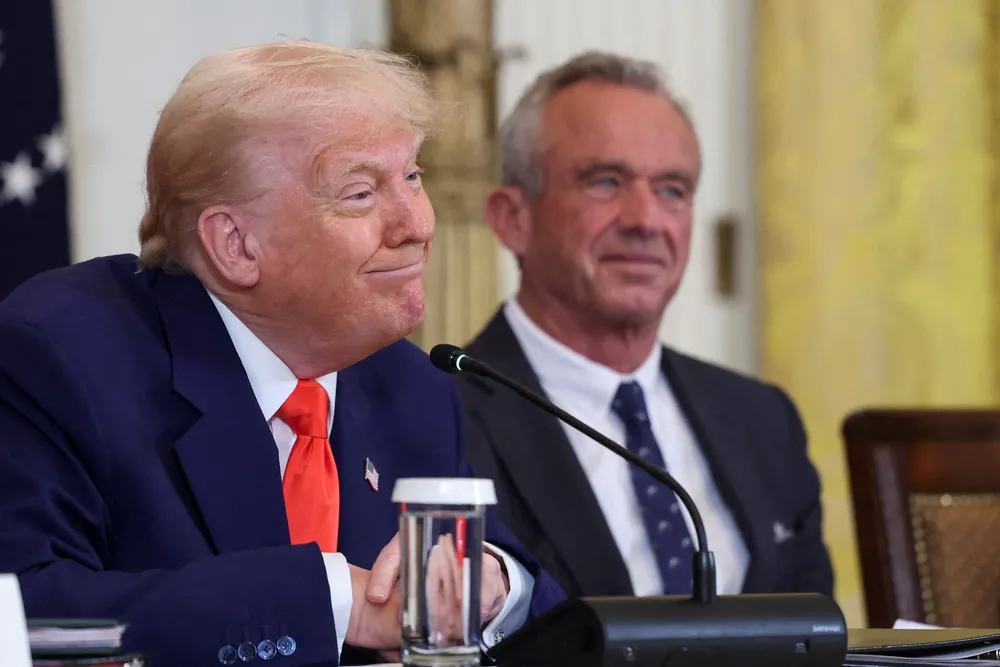 Donald Trump kunne smile etter han meddelte at det var nådd en våpenhvile mellom Iranerne og amerikanerne og israelittene. Kun timer senere meldte Israel at Iran hadde angrepet dem.