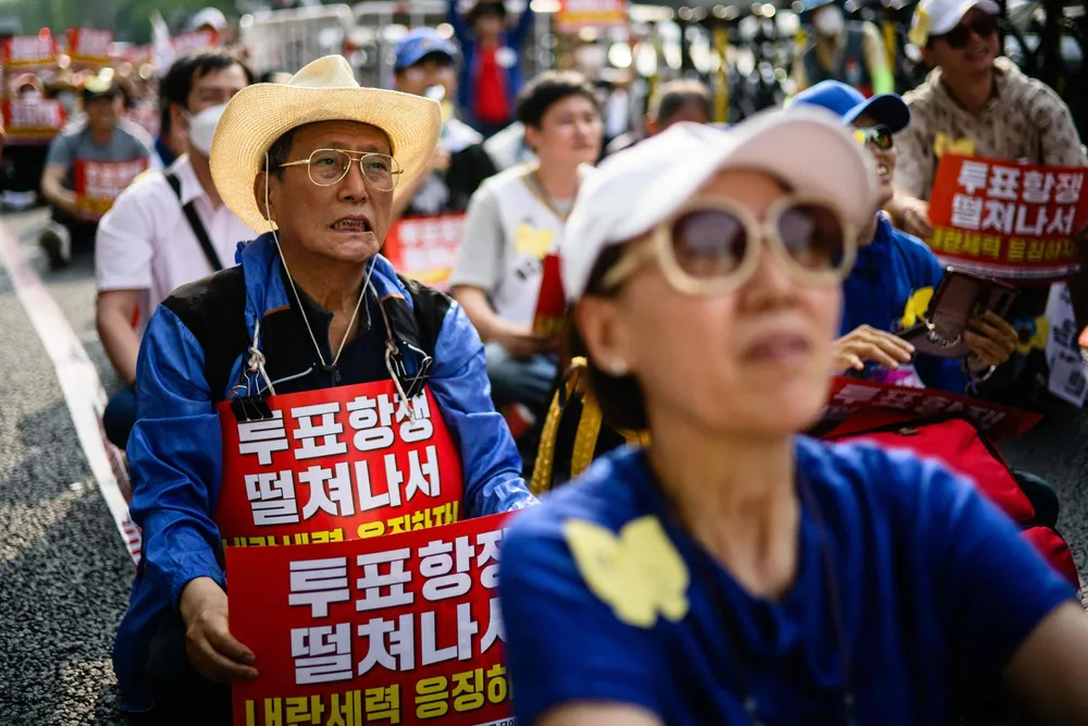 Demonstranter i Seoul krever at «opprørets krefter» straffes ved valgurnene. Presidentvalget 3. juni kommer etter måneder med unntakstilstand, riksrett og en valgkamp preget av desinformasjon og dyp mistillit.