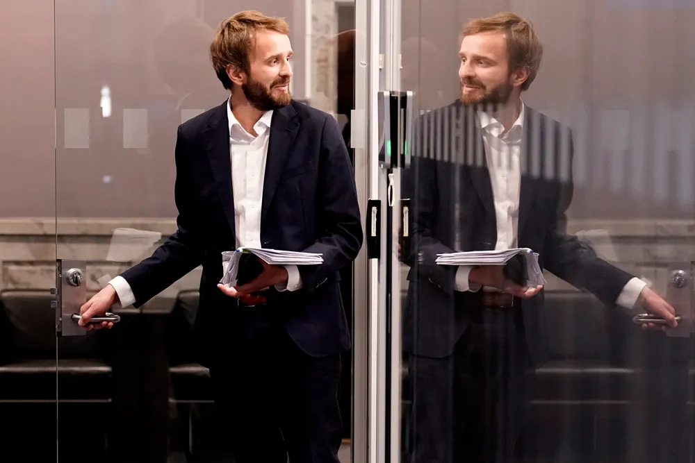 Det gikk bare to døgn fra forskriften om strømstøtte til næringslivet var vedtatt til den ble endret. Nå toner Virke ned kritikken mot regjeringen og næringsminister Jan Christian Vestre.