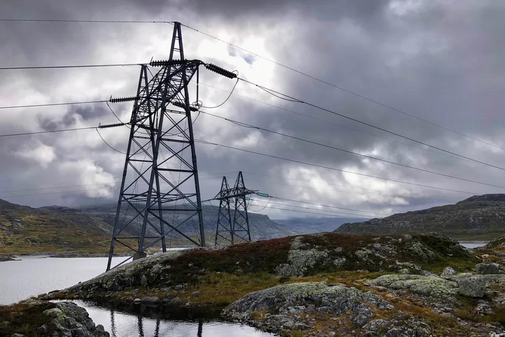 Omfattende støttetiltak fører til at betydelige deler av etterspørselen etter kraft er beskyttet eller subsidiert. Markedet uthules, skriver Øystein Noreng i Alternativ Energikommisjon.