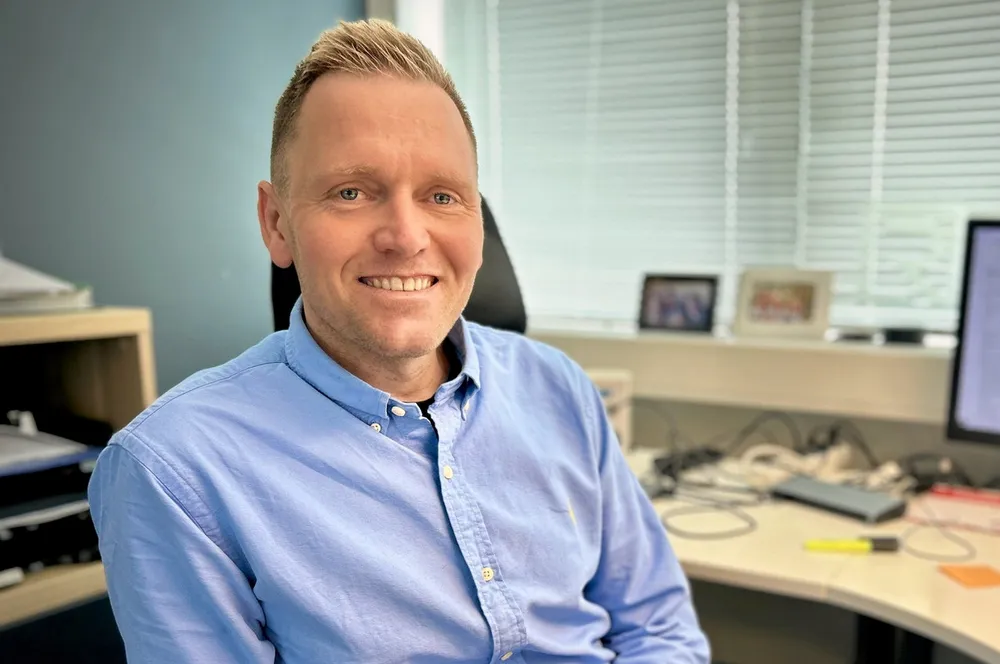 Trygve Andås, daglig leder Romarheim Entreprenør, kan tjene noen kroner ekstra hvis selskapet han leder holder seg under CO₂-budsjettet de har satt opp for bygging av de nye stasjonene i Blåfalli og Gismarvik. Slipper entreprenøren ut mer CO₂ enn budsjettert. vil de få en malus (straff).