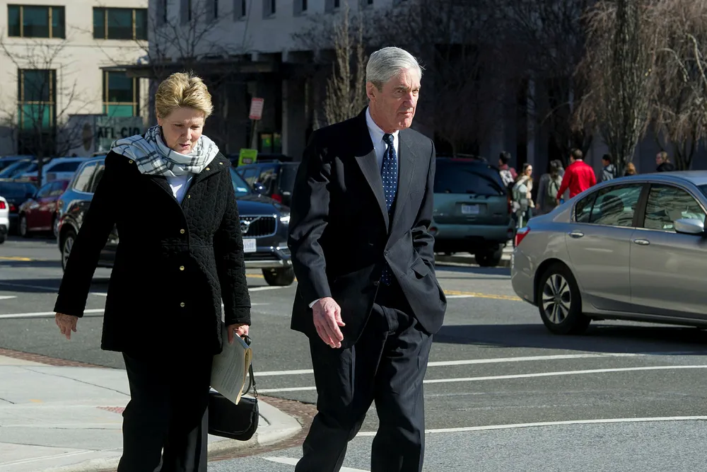 De første bildene av spesialetterforsker Robert Mueller, etter at jobben hans nå er over. Her med konen Ann, etter søndagens gudstjeneste i St. John's Episcopal Church, rett over gaten fra Det hvite hus i Washington.