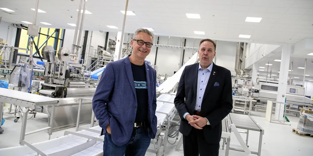 Fiskeriminister Odd Emil Ingebrigtsen (t.v.) var sist fredag på besøk hos Primex og deres filetfabrikk på Myre i Vesterålen. Der fikk han omvisning av styreleder Eirik Sørdahl.