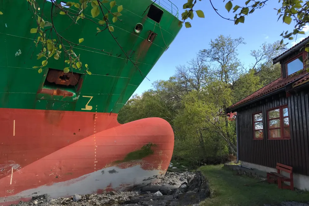 Johan Helberg våknet opp til et 135 meter langt containerskip som gikk på grunn et par meter fra husveggen hans. Nå er det tauet bort.